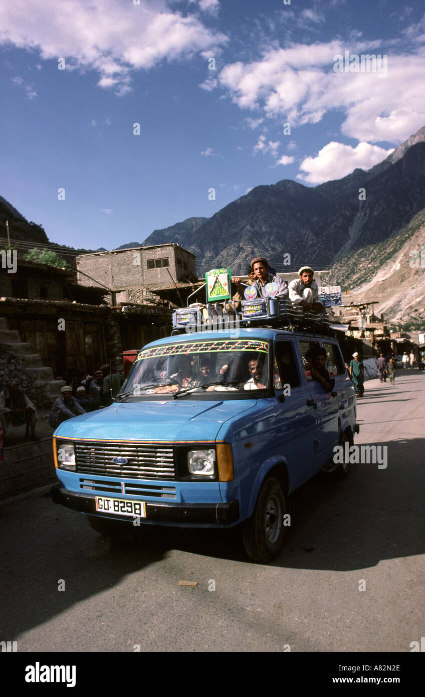 Pakistan Azad Kaschmir Karakorum Highway Kleinbus durchlaufen Dassu Basar mit Menschen an der Spitze Stockfoto