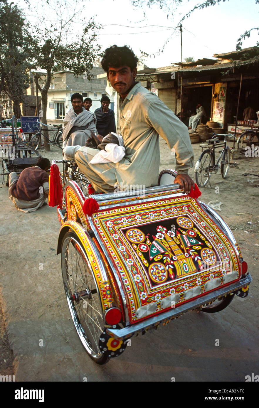 Pakistan Süden Punjab Bahawalpur Fahrradrikscha und Treiber Stockfoto
