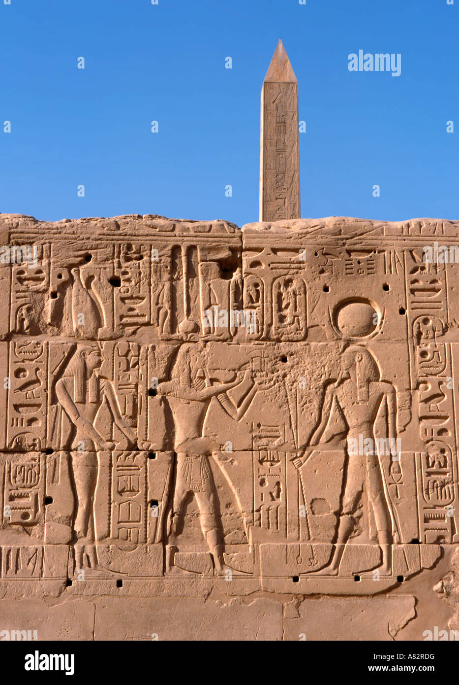 Bemalte Wand Tempel von Karnak, Ägypten Stockfoto