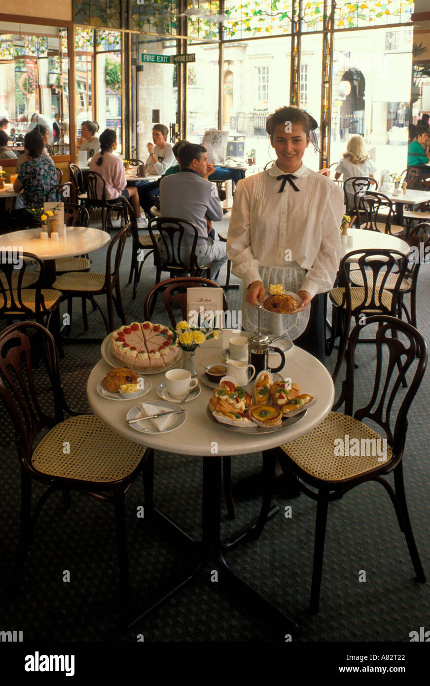 Bettys Cafe Tee Zimmer Harrogate Yorkshire England Uk