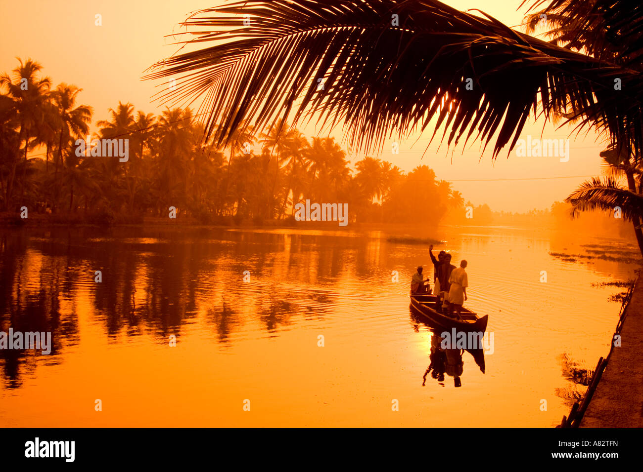 Indien-Kerala Backwaters Indianer im Kanu Stockfoto