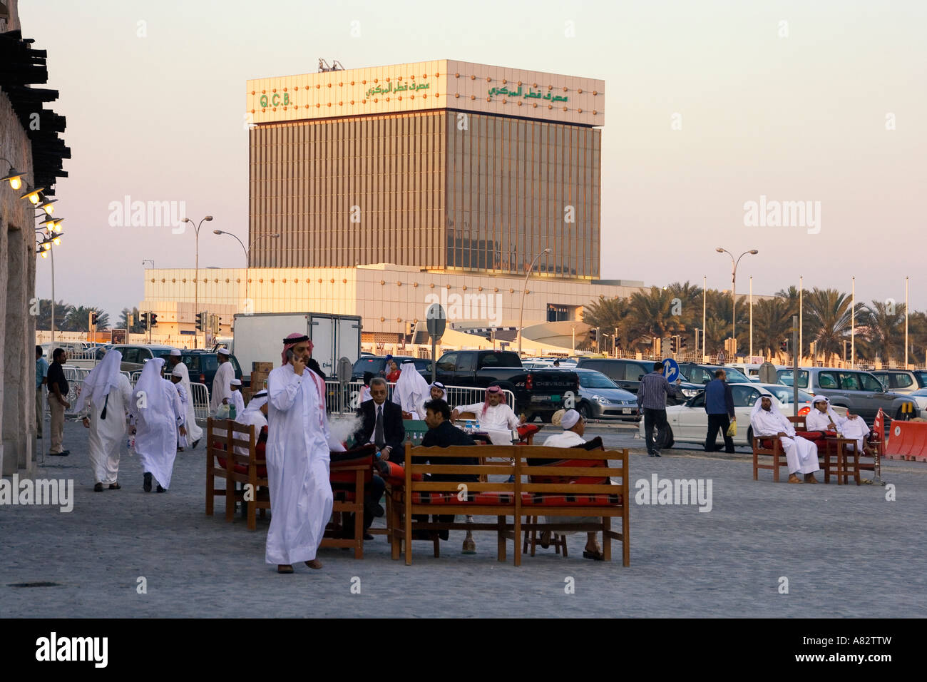 Katar Doha Qatrar Nationalbank QNB Marktplatz Menschen Stockfoto