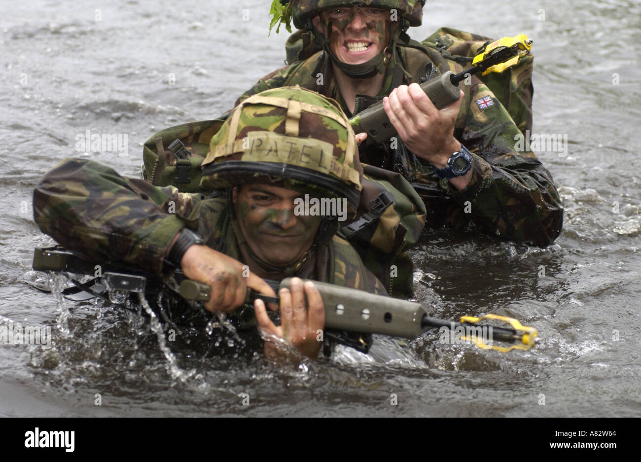 TERRITORIALE ARMEE SOLDATEN AUF ÜBUNG AM ROYAL MILITARY ACADEMY SANDHURST IN ENGLAND 2005 FOTO VON JOHN ROBERTSON Stockfoto