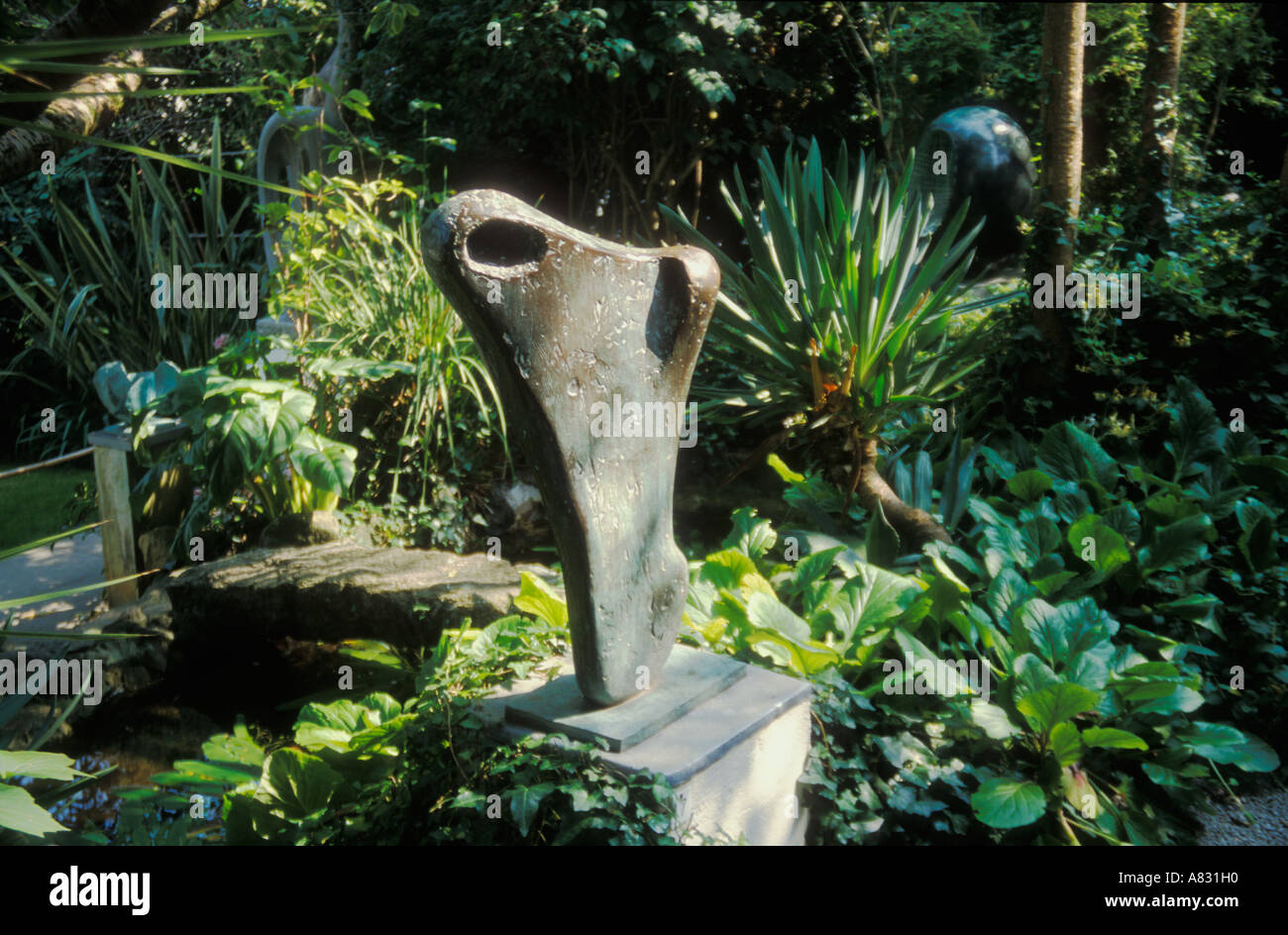 Abstrakte Skulptur von Barbara Hepworth in ihrem Garten in St Ives in Cornwall in England Stockfoto