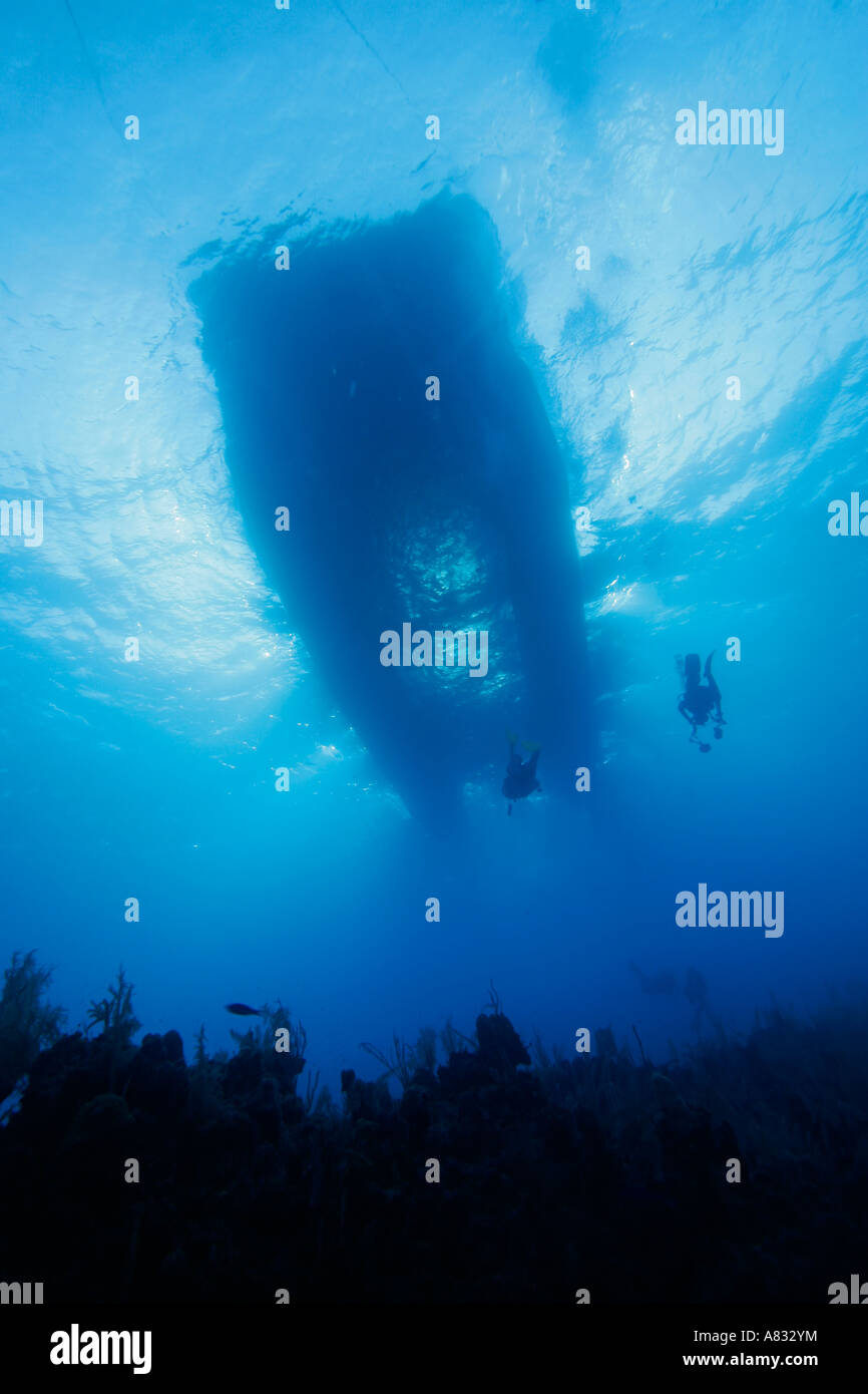 Taucher, die zum Boot auf den Bahama-Inseln aufsteigen Stockfoto