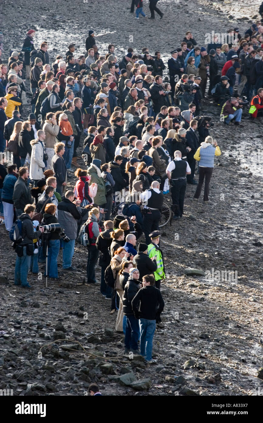 Menschenmassen beobachten Themse Wal Rettung Versuch - Wandsworth - London Stockfoto