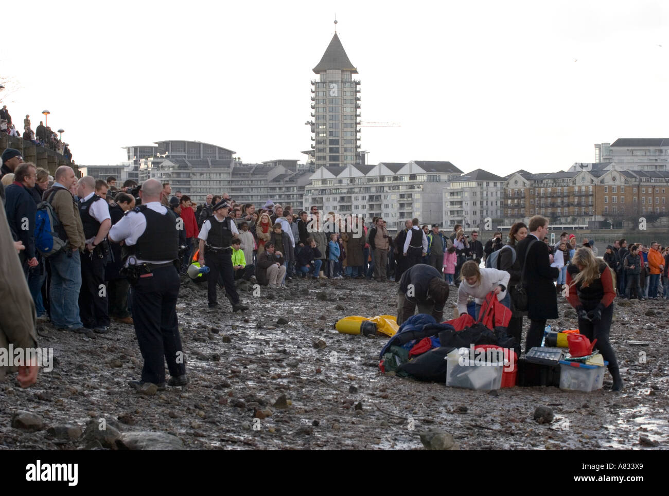 Menschenmassen beobachten Themse Wal Rettung Versuch - Wandsworth - London Stockfoto