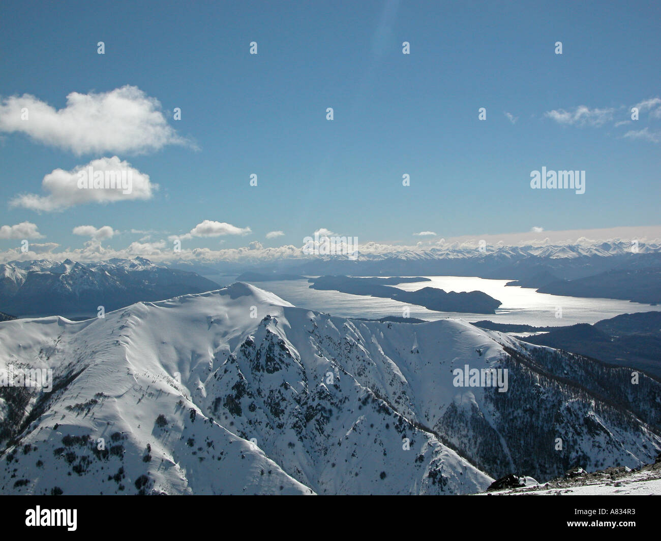 Blick vom Cerro Catedral Bariloche See auf Chile Argentinien Grenze Skifahren und Skitouren in Südamerika Stockfoto