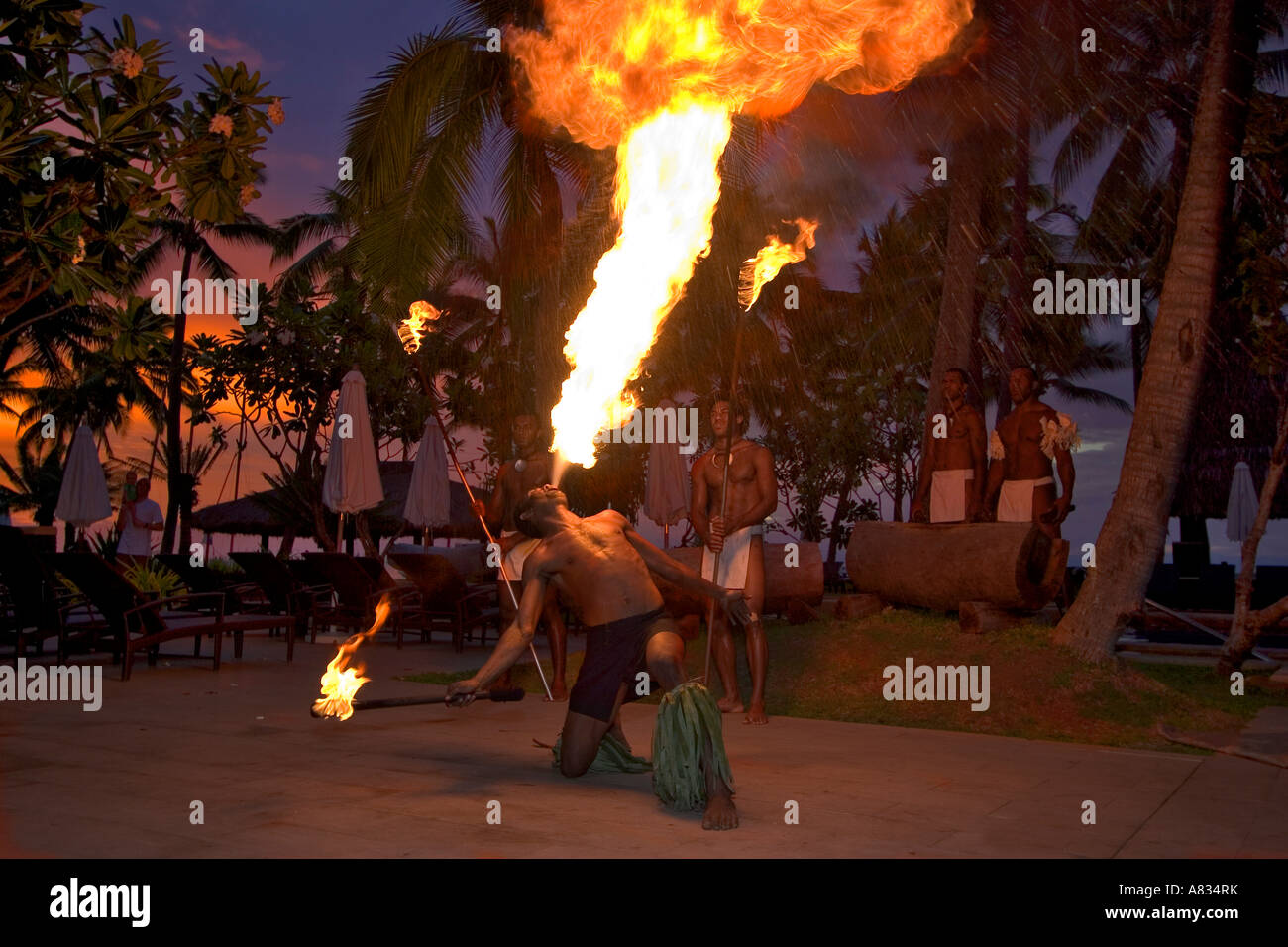 Sonnenuntergang Feuertänzer im Westin, Denarau Island Resort und Spa, Fidschi. Stockfoto