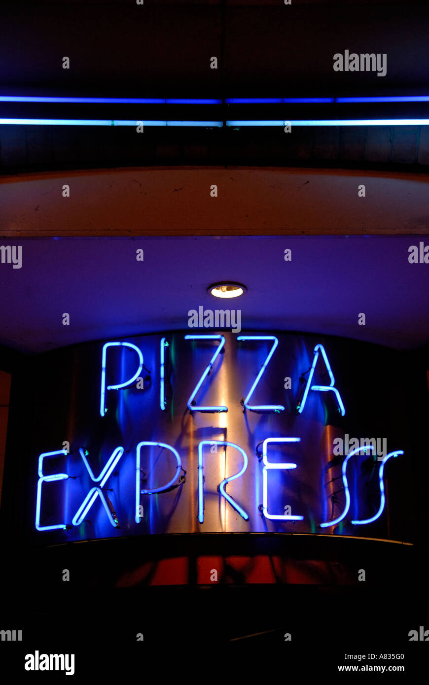 Leuchtreklame nachts Pizza Express Battersea Bridge Road London 2006 Stockfoto