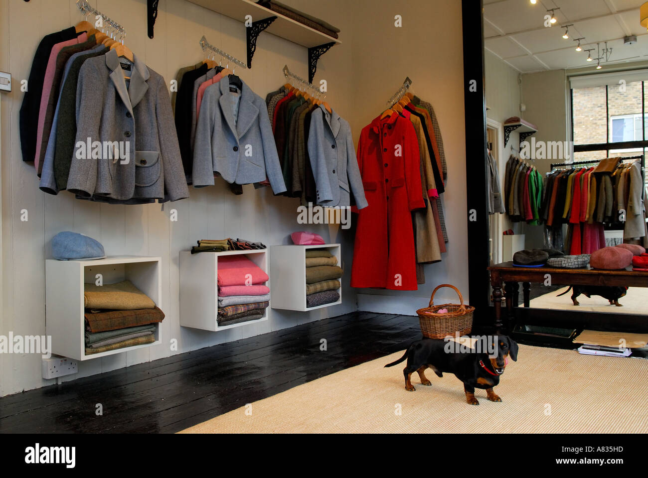 Interieur des Modehauses Katherine Hooker Ashburton Street, Chelsea London 2006 UK. Ihr Hund geht mit dem Chef zur Arbeit. HOMER SYKES Stockfoto