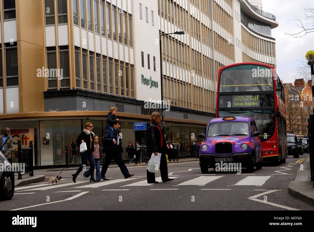 London Taxi und roten Busse außerhalb der Abteilung Speichern Peter Jones Kings Rd Chelsea London 2006. Homer Sykes Stockfoto