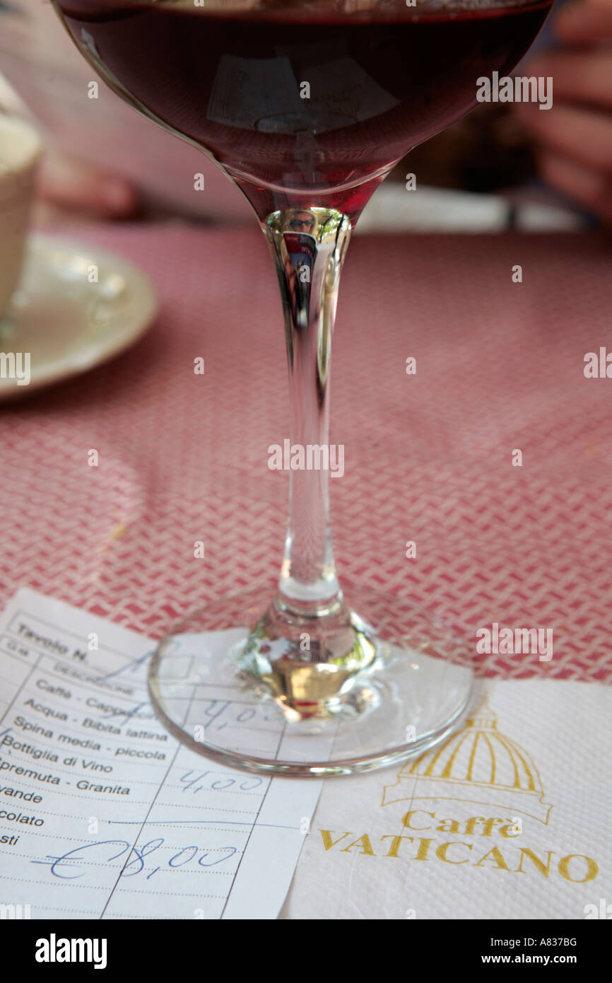 Ein Glas Rotwein in Rom, Italien Stockfoto