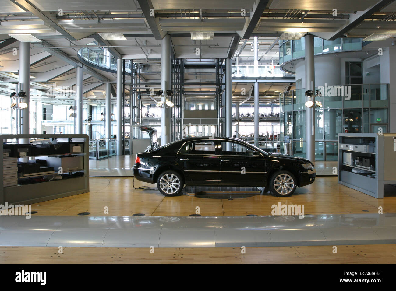 Ein VW Phaeton am Volkswagons-Glas-Fabrik in Dresden, Deutschland Stockfoto