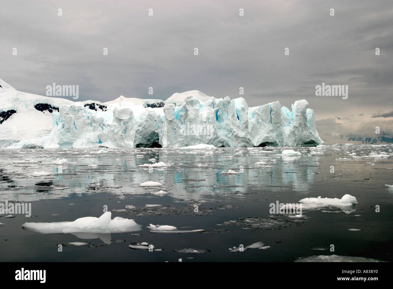 Ausnehmend schöne Farbe des antarktischen Eisberges Stockfoto