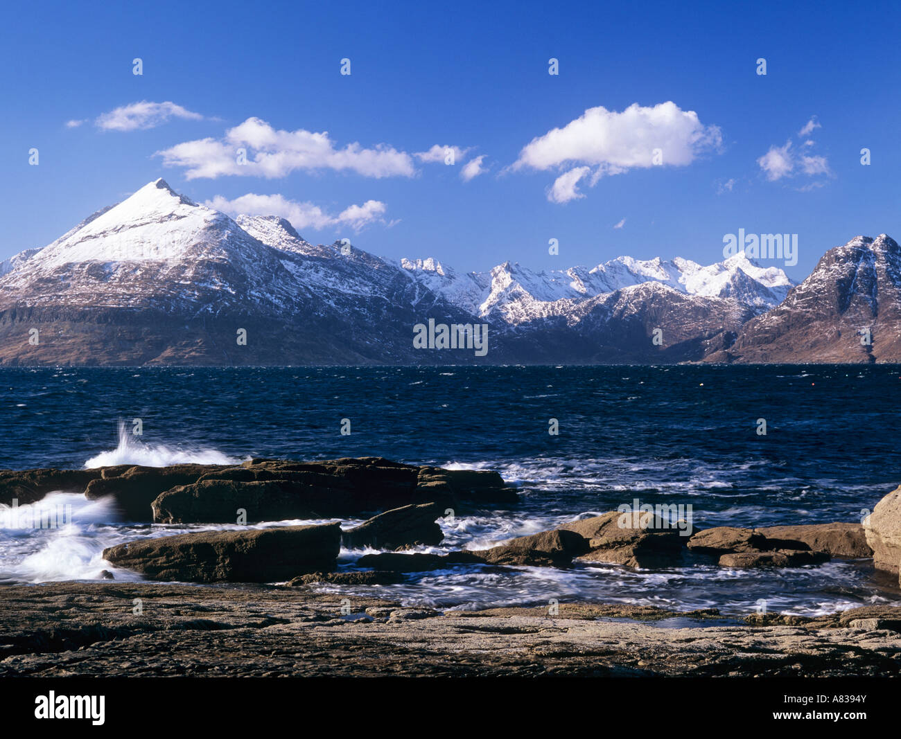 Die SCHNEEBEDECKTEN CUILLIN HILLS Blick aus über Loch Scavaig im späten Winter von elgol Isle of Skye Highland Schottland Großbritannien Großbritannien Stockfoto