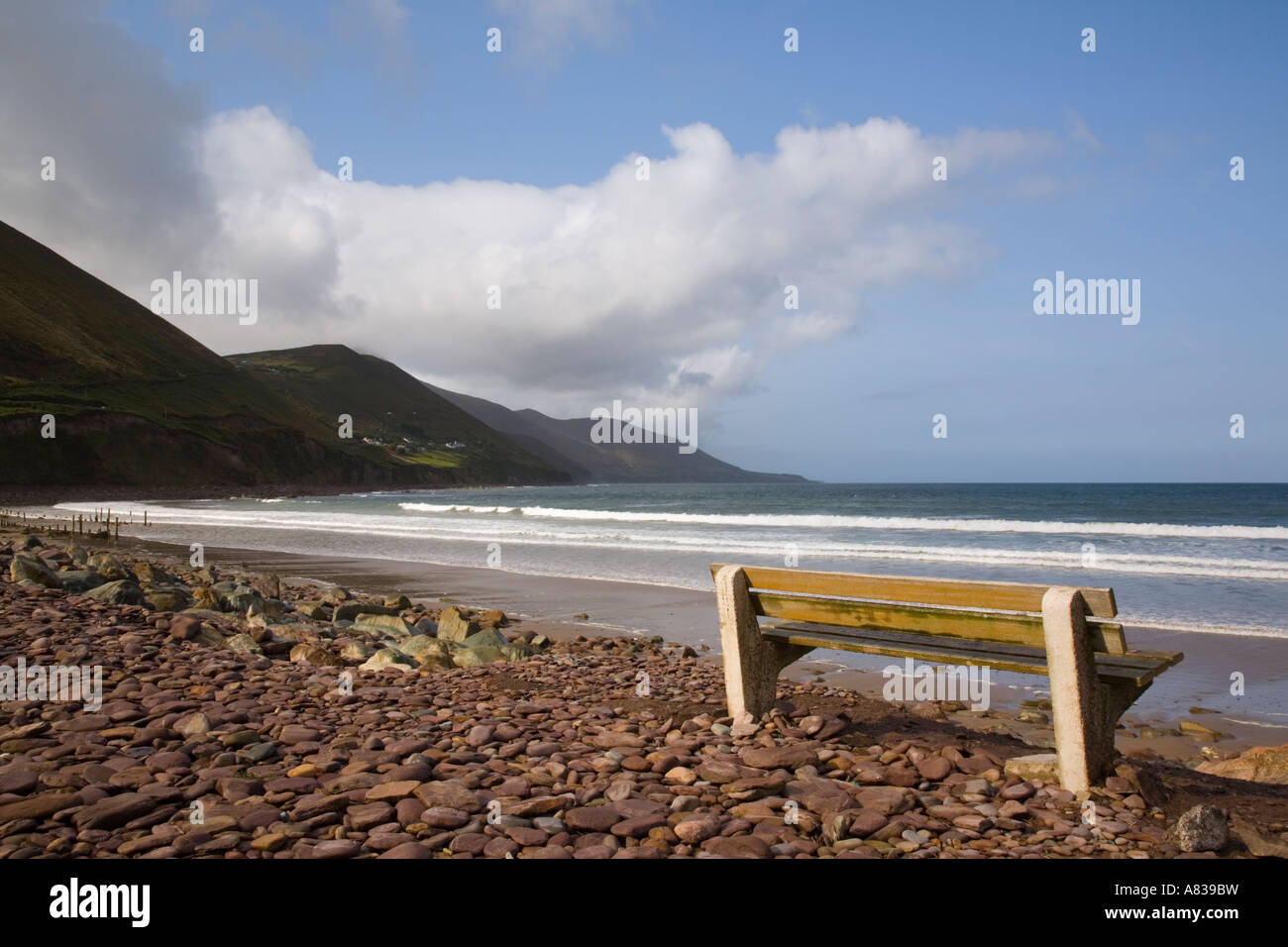 Leere Sitzbank mit Blick auf kilometerlangen leeren Strand von Ross Strand westlich von Ross Behy am Ring of Kerry Irland Südirland Stockfoto