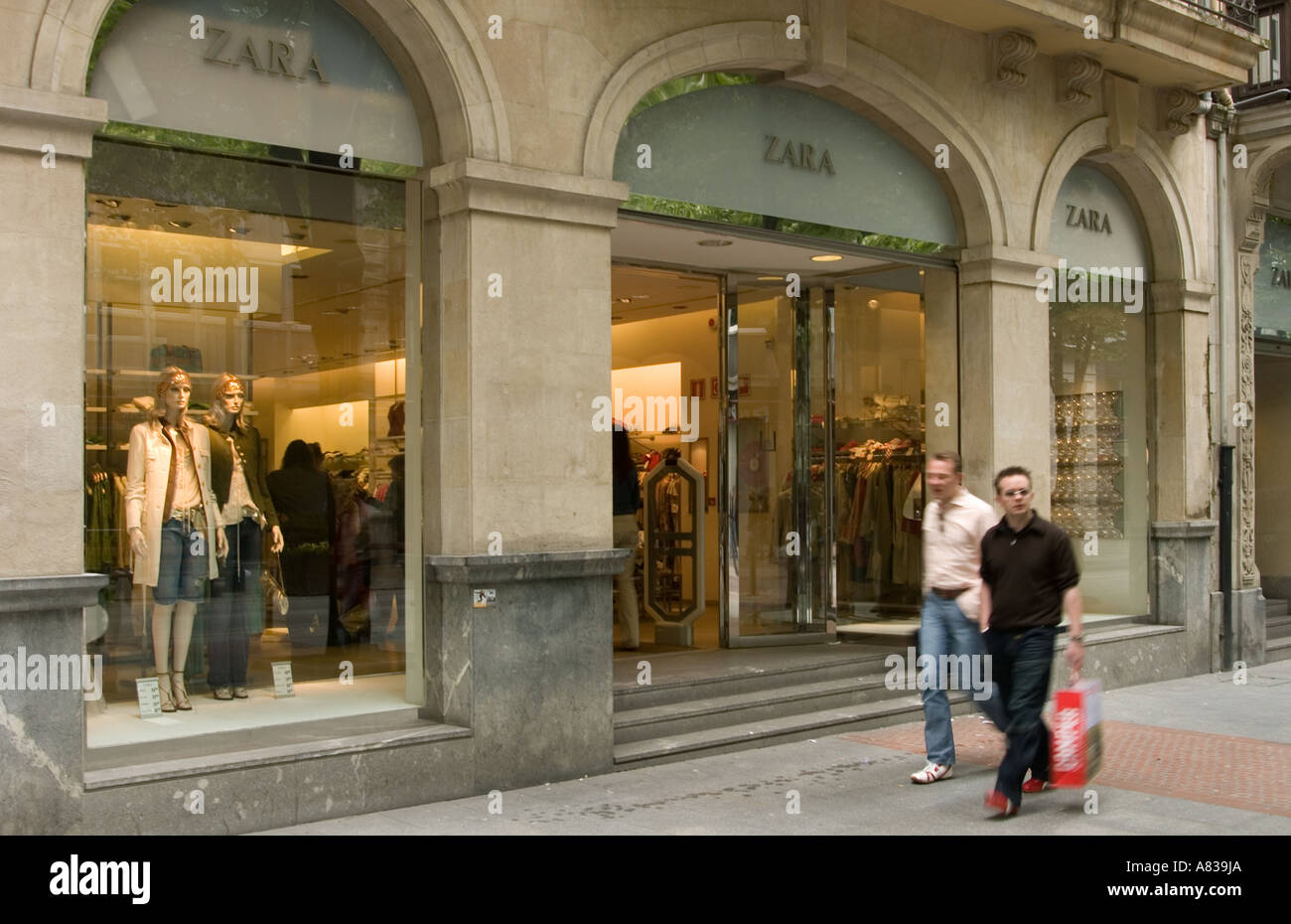 Bilbao Bizkaia, Spanien, Ansicht einer Zara Filiale in einer belebten  Einkaufsstraße Stockfotografie - Alamy