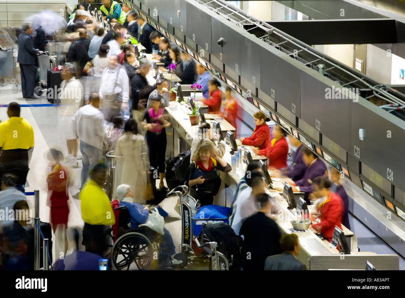 Reisende warten ein Ticketschalter im Tom Bradley International Terminal am Los Angeles International Airport Stockfoto