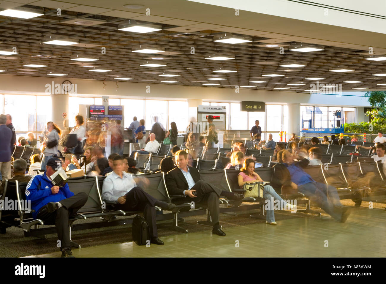 Reisende warten auf ihre Flüge im Terminal am Los Angeles International Airport. Stockfoto