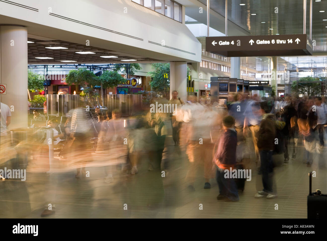 Reisende beeilen durch das Terminal am Los Angeles International Airport. Stockfoto