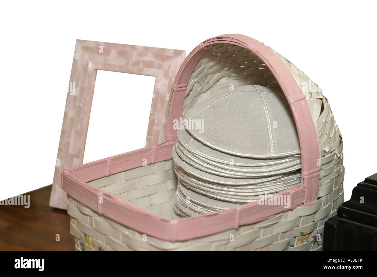 Korb, gefüllt mit rosa Kippot oder yarmulkas Stockfoto