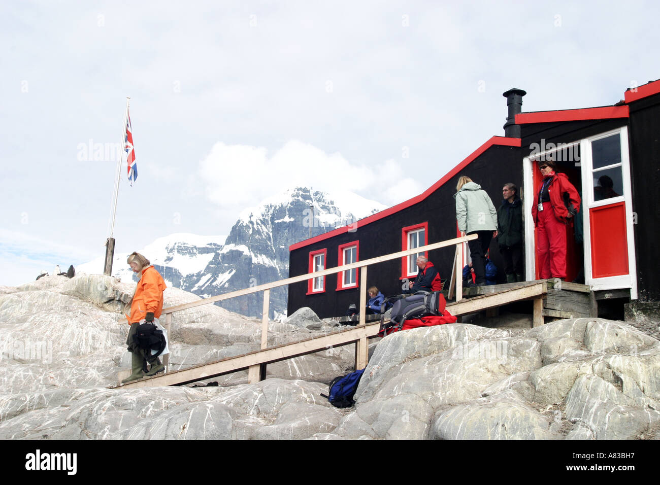 Antarktis Reisende besuchen Sie Port Lockroy Postamt auf Wienke Island in der antarktischen Halbinsel. Stockfoto