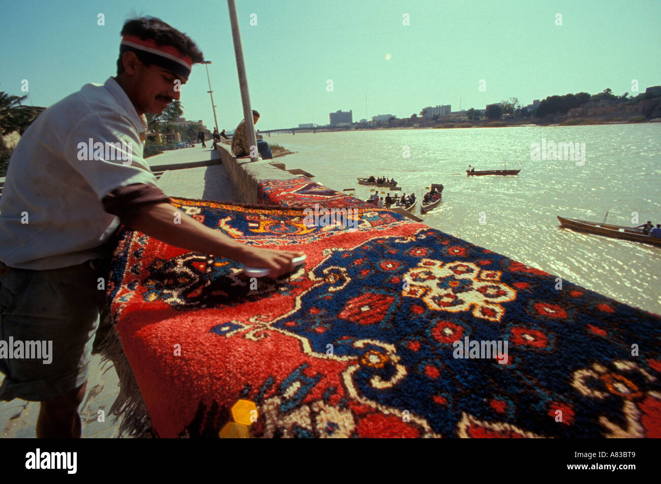 Reinigung von Teppichen durch den Fluss Tigris Bagdad Irak Nahost Stockfoto