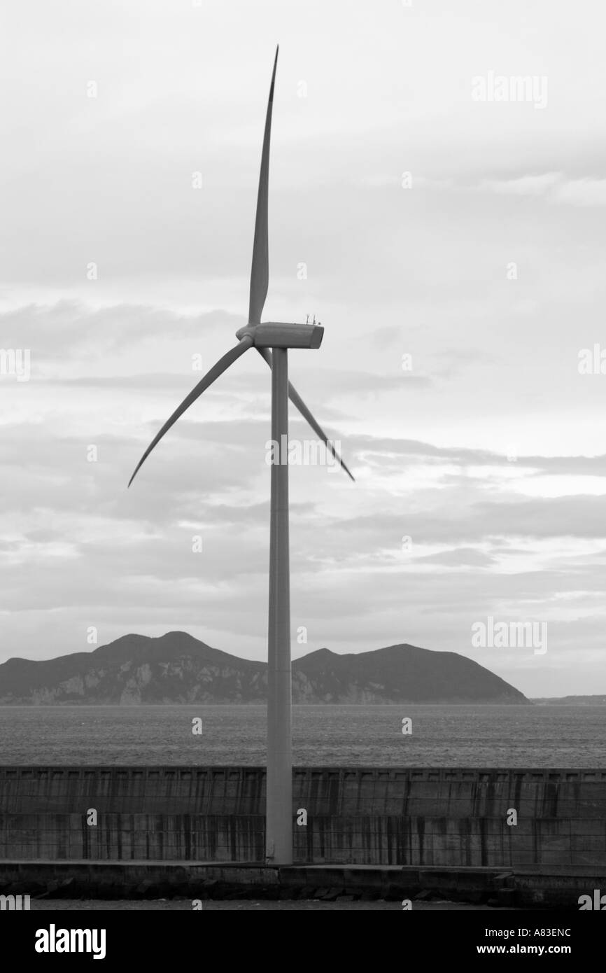 Monochromes Bild der Windturbine in Santurtzi, Bilbao, Pais Vasco / Baskisches Land, Spanien, Europa Stockfoto