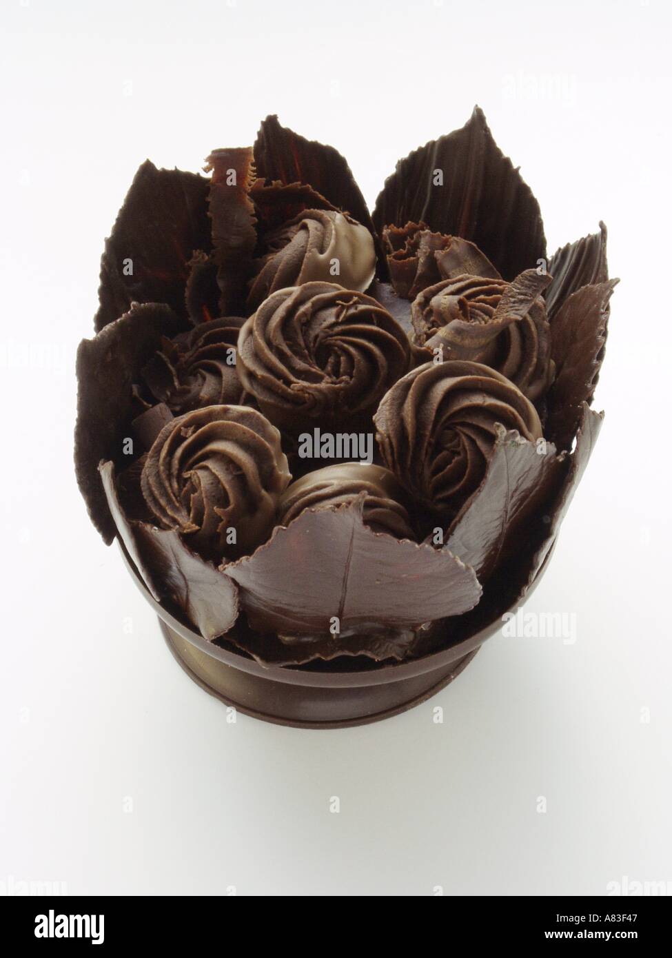 Wirbelte dunklen Schokoladen in Schokolade Korb mit Schokolade Blätter  Stockfotografie - Alamy