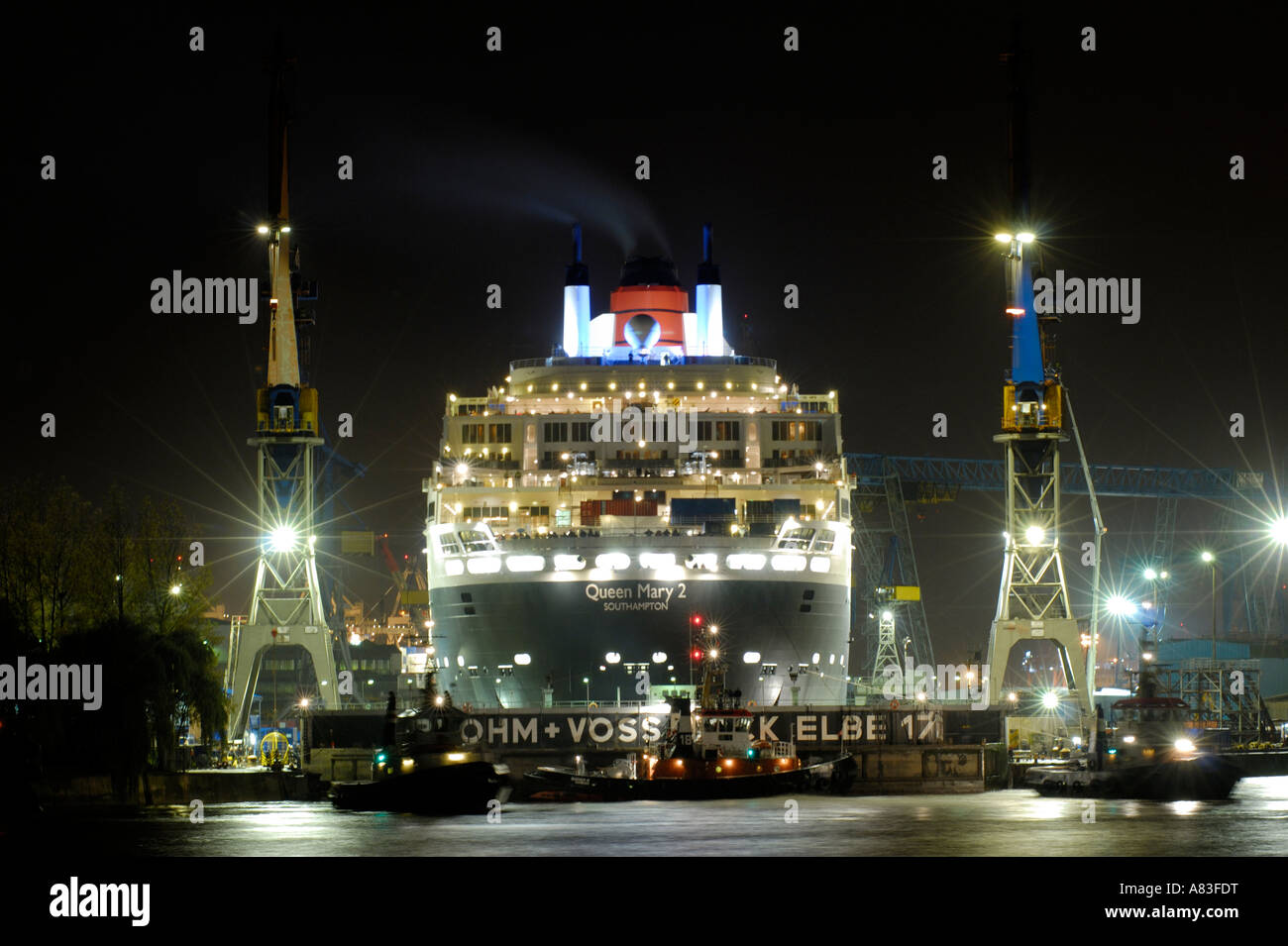 Das Kreuzfahrtschiff "Queen Mary II" im Trockendock der Werft Blohm + Voss in Hamburg, Deutschland Stockfoto