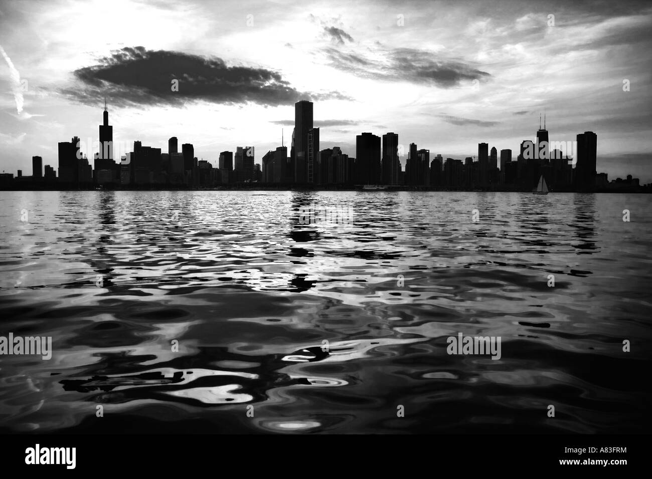 Chicago Skyline bei Sonnenuntergang in schwarz / weiß Stockfoto