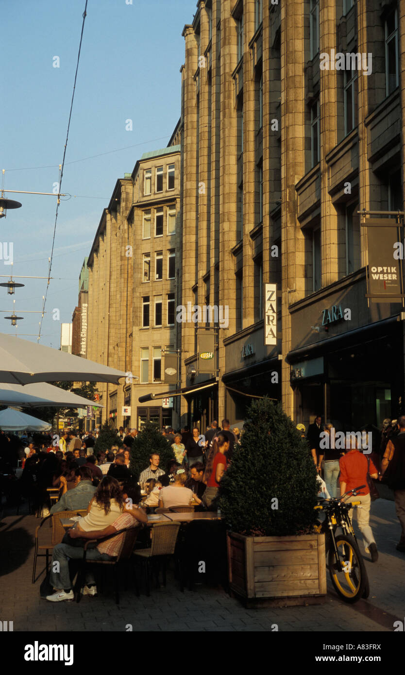 Menschen einkaufen gehen an Spitalerstraße in Stadt Zentrum von Hamburg, Deutschland im Sommer. Stockfoto