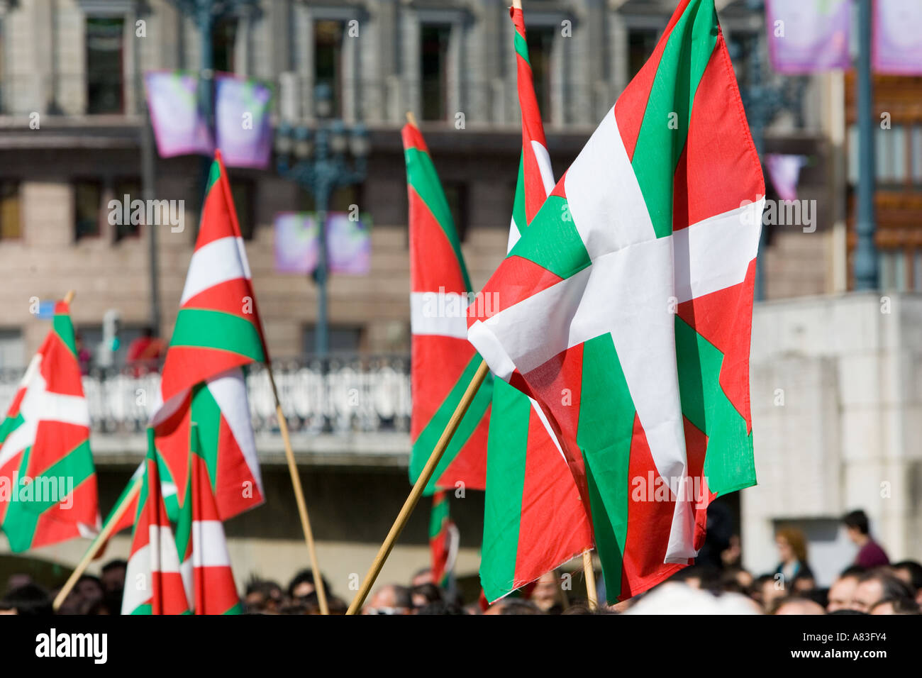 Die baskische Flagge, die Ikurrina ist oben während einer baskischen nationalistischen Demonstration in Bilbao, Spanien statt. Stockfoto