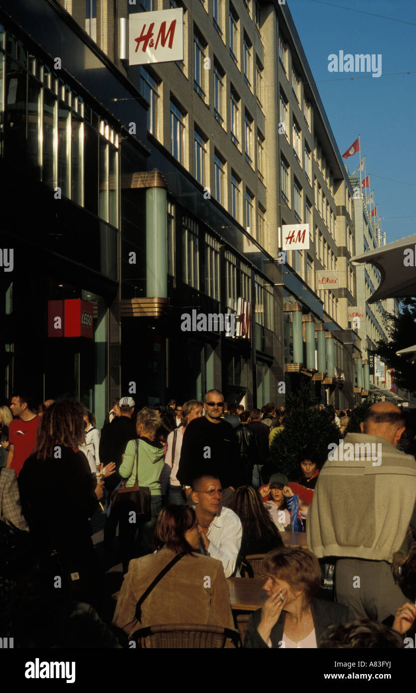 Menschen beim Einkaufen, auf Restaurantterrasse am Spitalerstraße in Stadt Zentrum von Hamburg Stockfoto