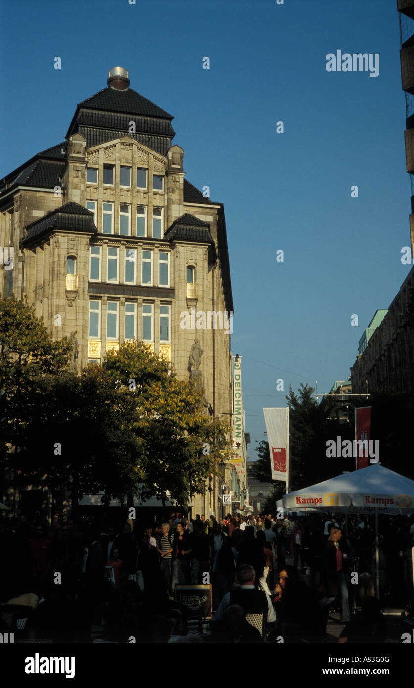 Menschen beim Einkaufen bei Spitalerstraße in Citycenter von Hamburg, Deutschland Stockfoto
