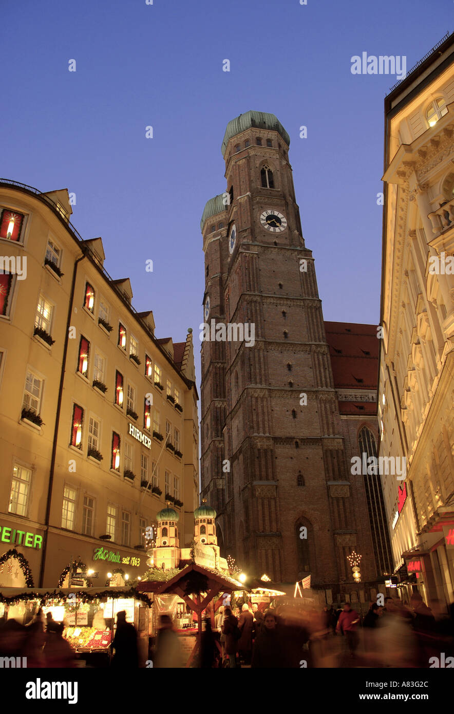 Kaufingerstrasse Frauenkirche & Weihnachtsmarkt (Weihnachtmarkt), München, Bayern, Deutschland Stockfoto