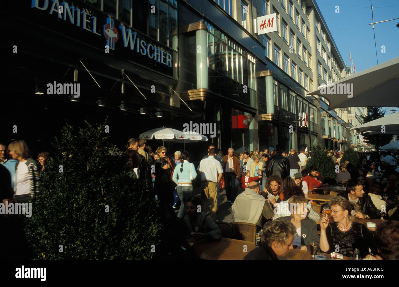 Menschen, die Einkaufen bei Spitalerstraße in der Innenstadt von Hamburg, im Sommer Stockfoto
