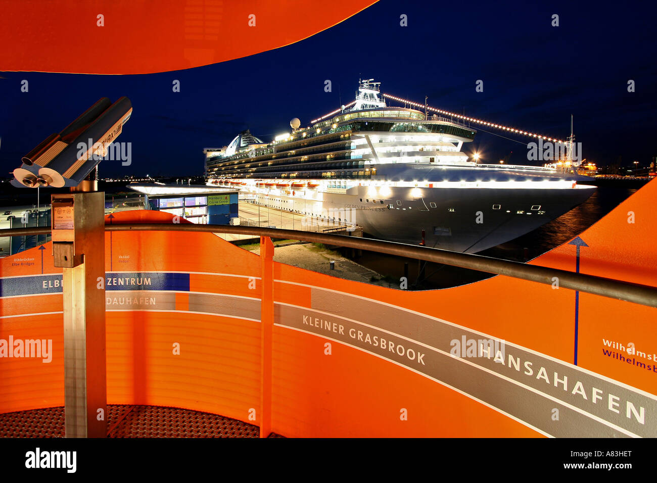 Kreuzfahrtschiff 'Golden Princess' am Cruise Center der HafenCity (Hafenstadt) in Hamburg, Deutschland Stockfoto