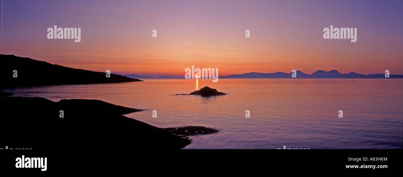 Goldener Sonnenuntergang über Islay und Jura aus West Loch Tarbert auf der Halbinsel Kintyre Schottland UK GPAN 0062 Stockfoto
