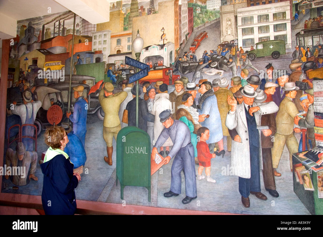 Frau eine Wandbild im Inneren des Coit Tower in San Francisco Kalifornien anzeigen Stockfoto