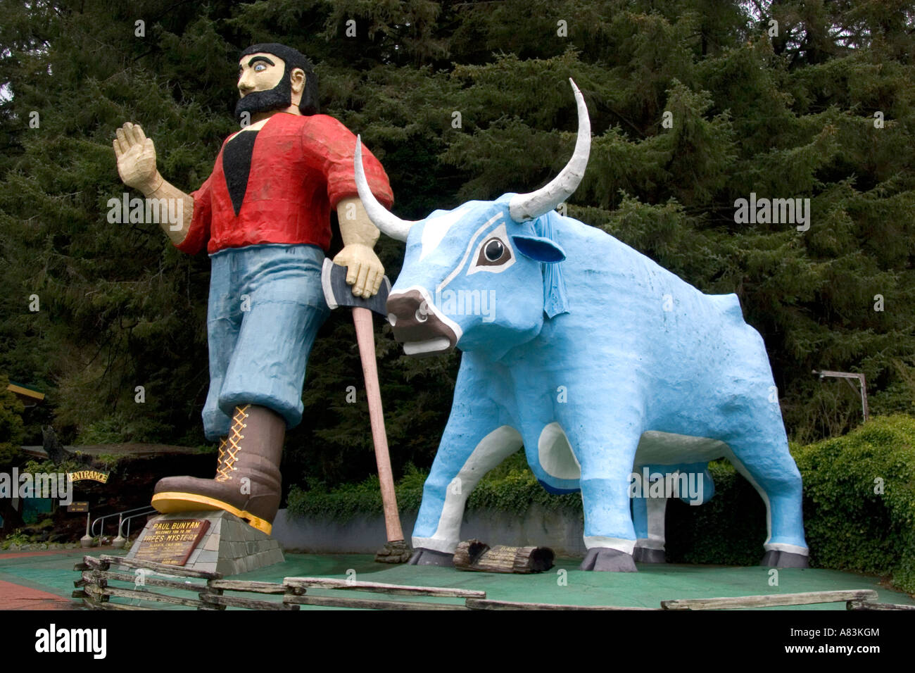 Riesige Statuen von Paul Bunyan und Babe die Blue Ox bewachen den Eingang der Bäume of Mystery in Klamath Kalifornien Stockfoto