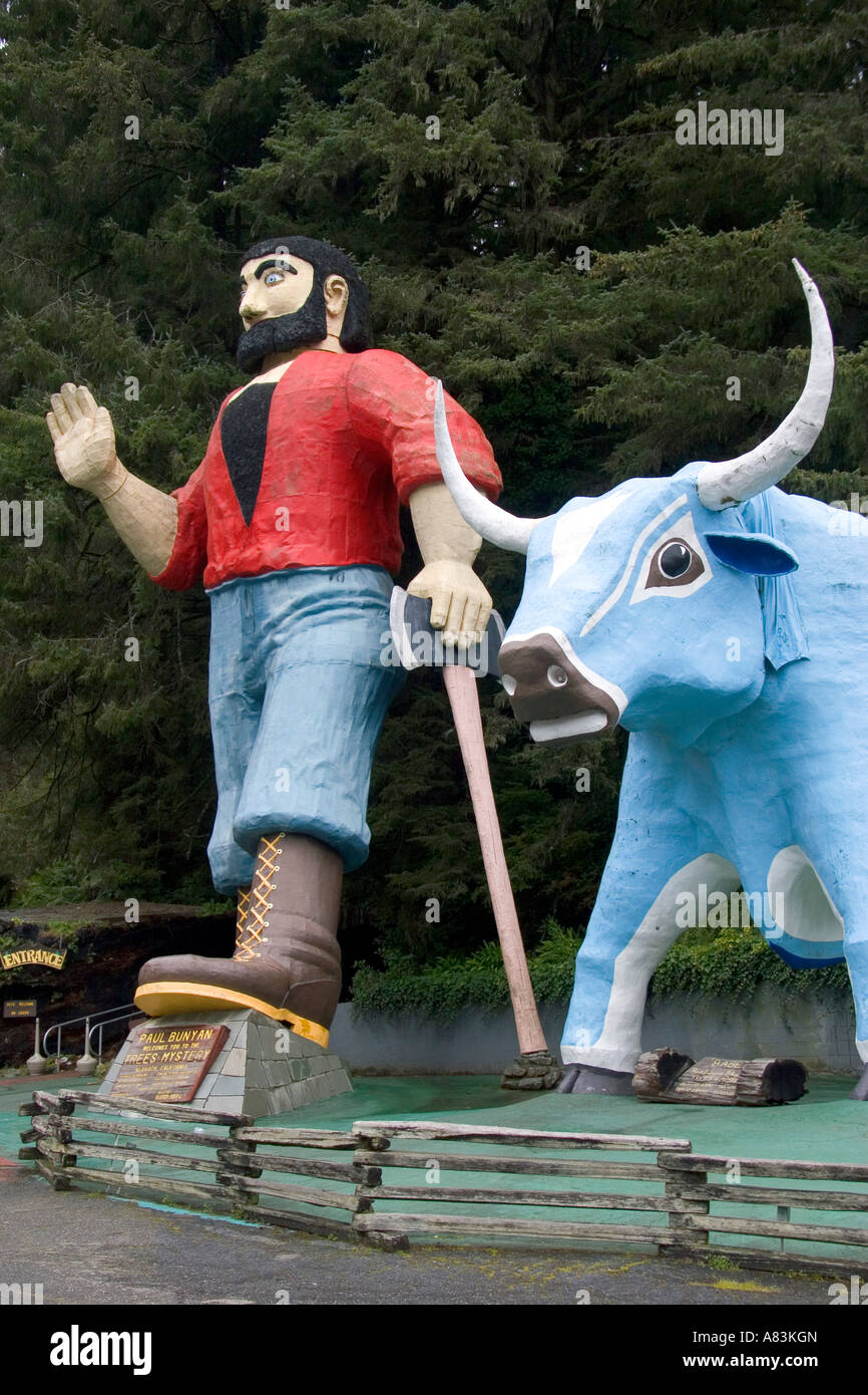 Riesige Statuen von Paul Bunyan und Babe die Blue Ox bewachen den Eingang des Bäume des Geheimnisses in Klamath Kalifornien Stockfoto