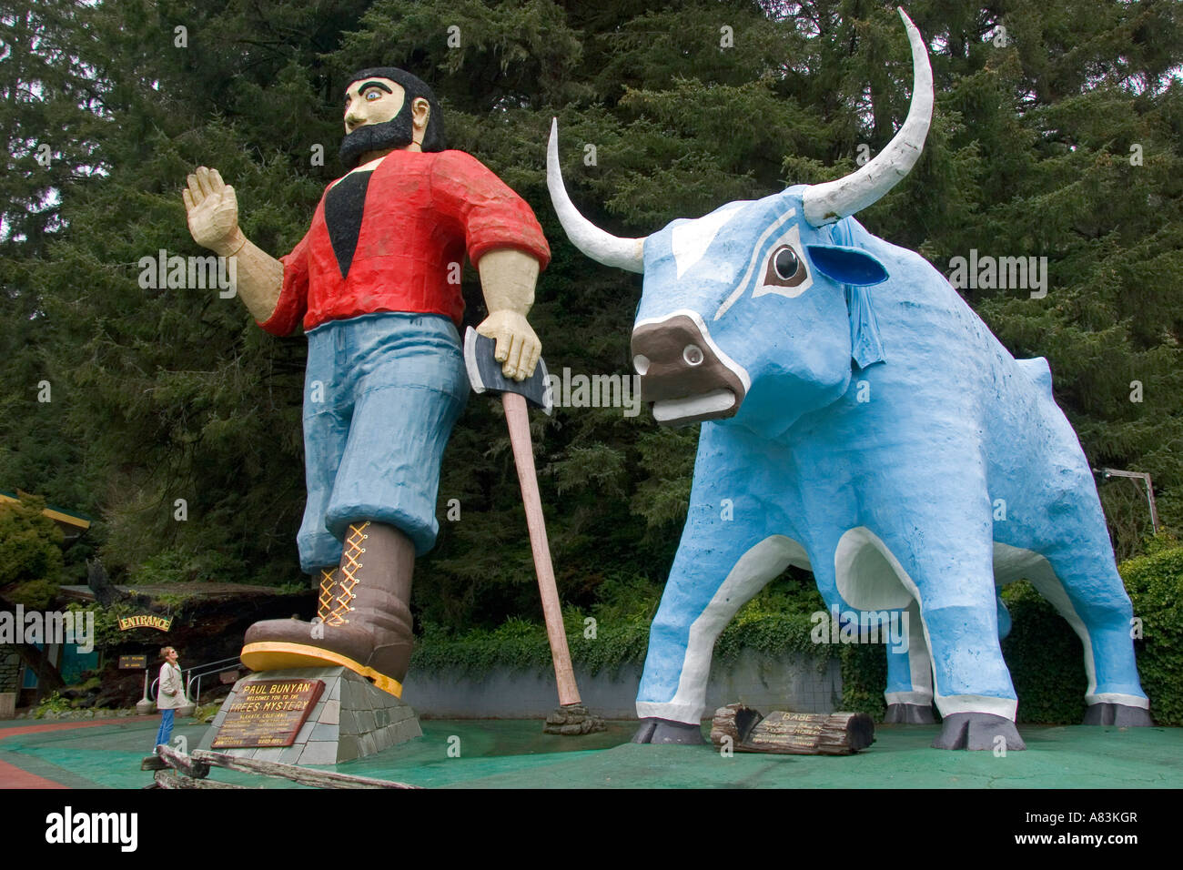 Riesige Statuen von Paul Bunyan und Babe die Blue Ox bewachen den Eingang des Bäume des Geheimnisses in Klamath Kalifornien Stockfoto