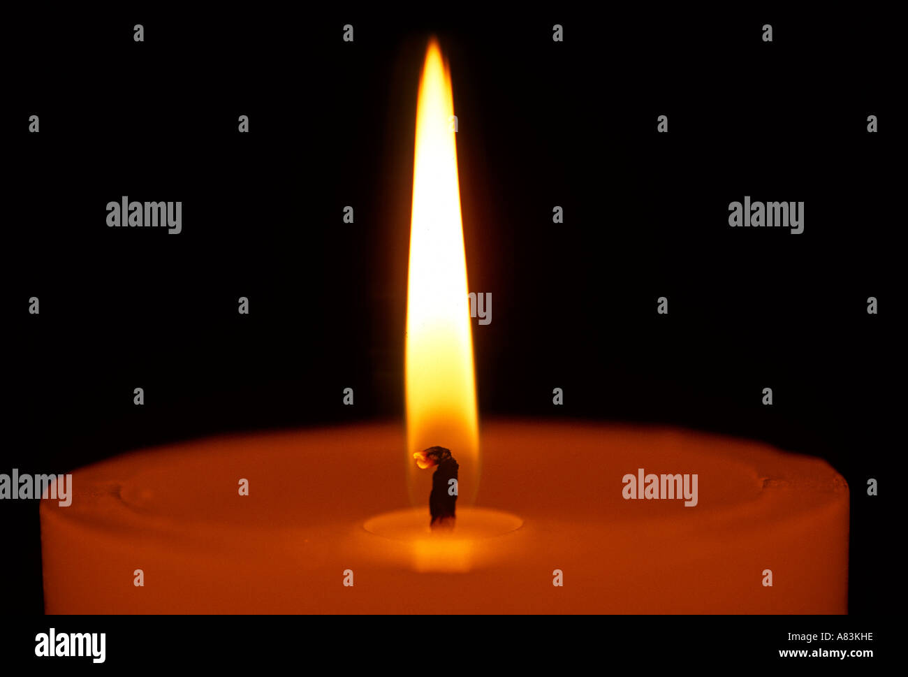 Die Flamme einer Kerze Stockfoto
