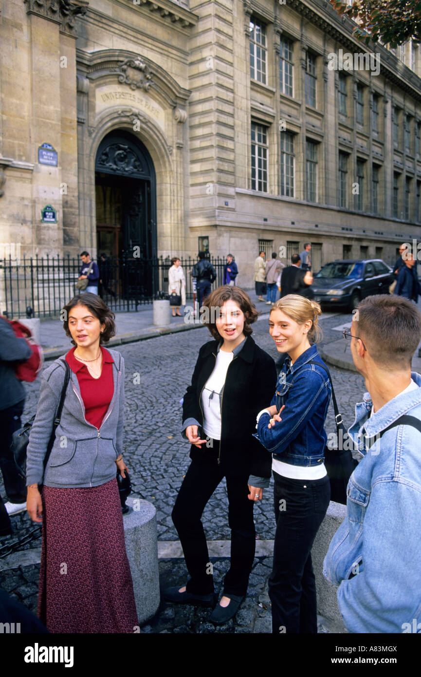 Französische Studenten knüpfen außerhalb der Sorbonne in Paris Frankreich Stockfoto