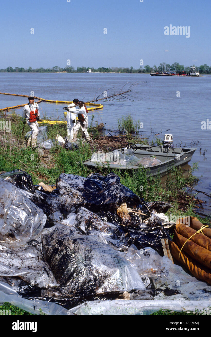 Ölpest Aufräumen auf dem Mississippi River in der Nähe von New Orleans Stockfoto