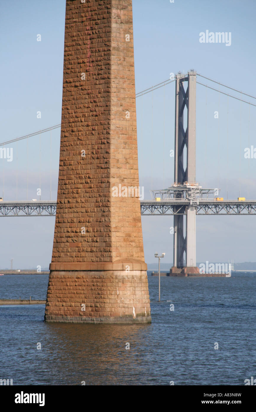 Straßenbrücke her Railway Bridge South Queensferry Schottland vollendet 1890 in den Hintergrund-Mauerwerk-pier Stockfoto