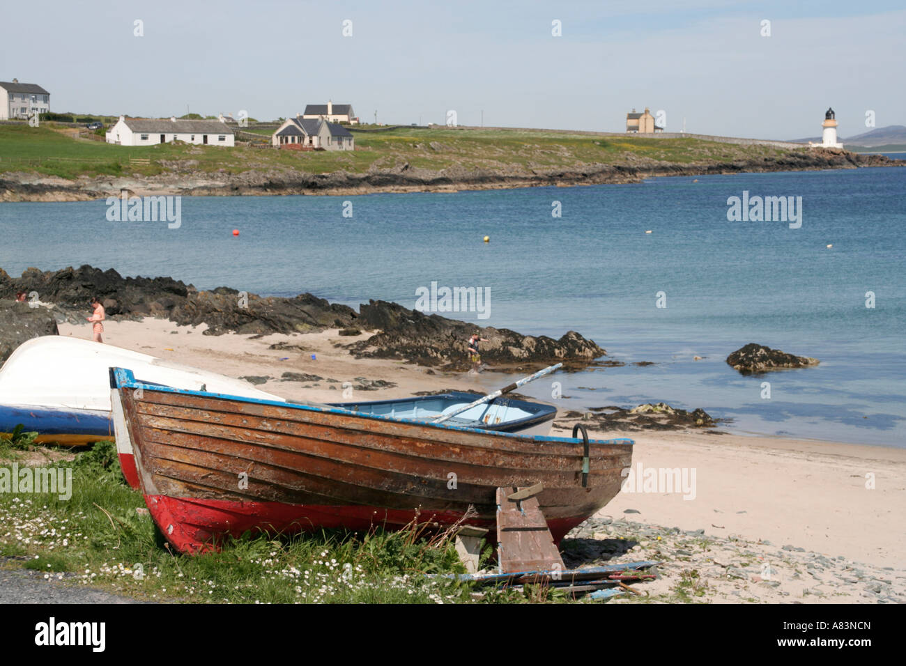 Port Charlotte Bucht und Leuchtturm auf Horizont Isle of Islay Argyll Scotland uk gb Stockfoto