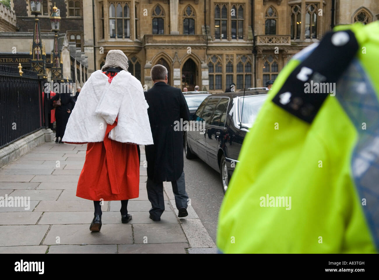 Lord Chancellors Breakfast, ein Richter am High Court, kommt in Westminster Abbey an, ein diensthabender Polizist London England 2006 2000s UK HOMER SYKES Stockfoto